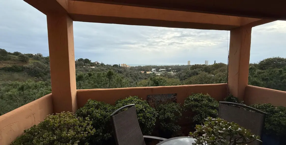 Sale of middle floor apartment in Elviria 15