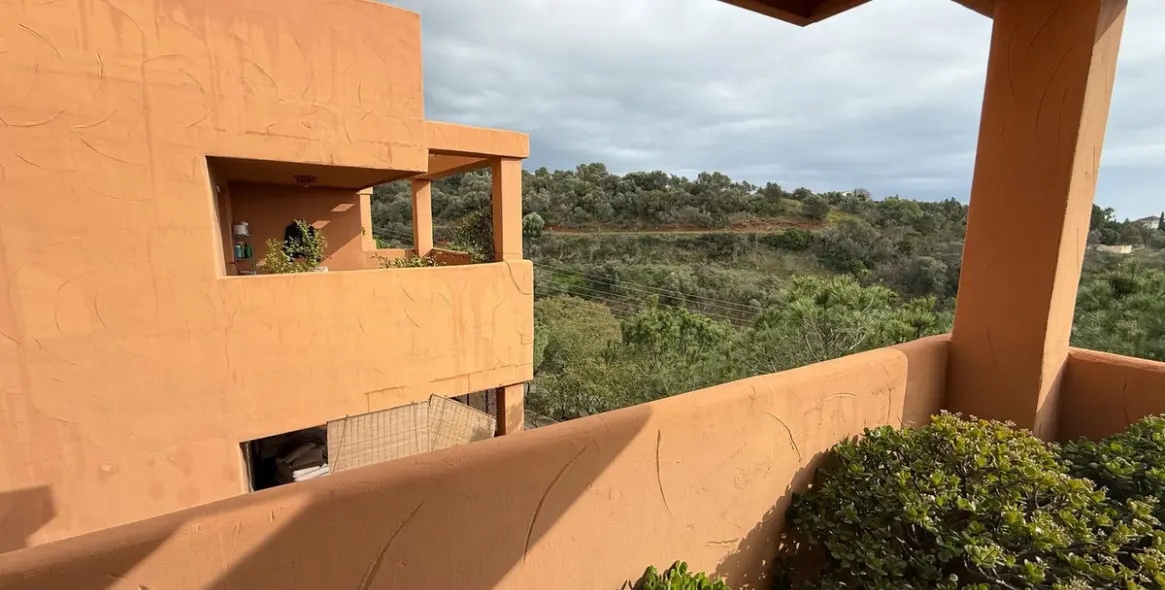 Sale of middle floor apartment in Elviria 16