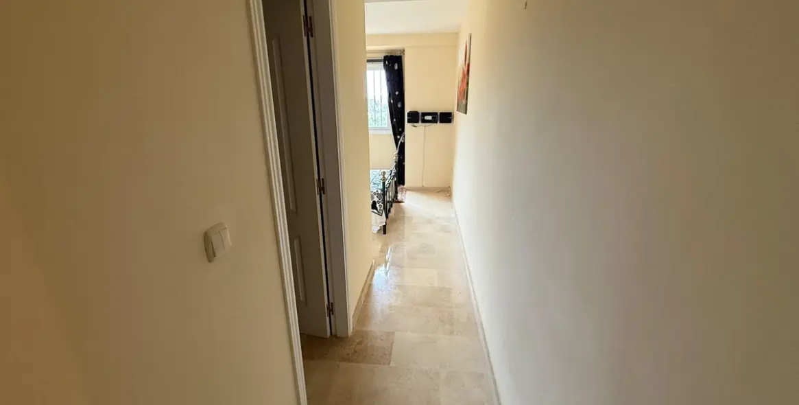 Sale of middle floor apartment in Elviria 18