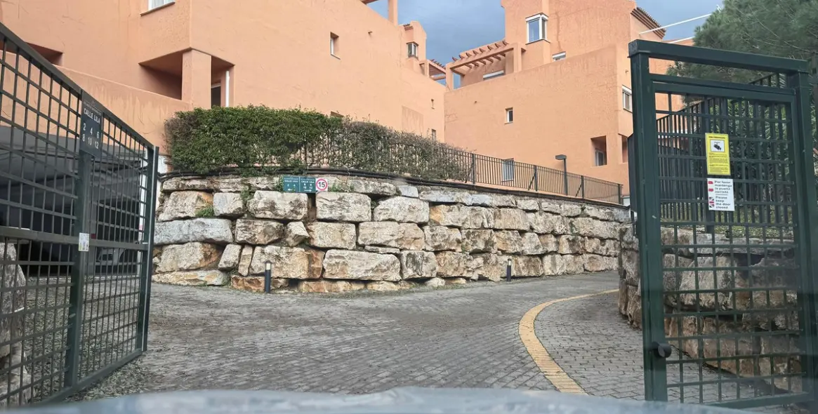 Sale of middle floor apartment in Elviria 22