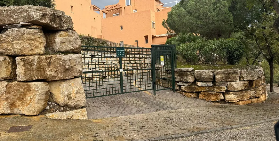 Sale of middle floor apartment in Elviria 23