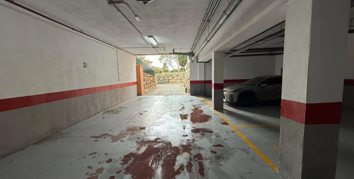 Sale of middle floor apartment in Elviria 25