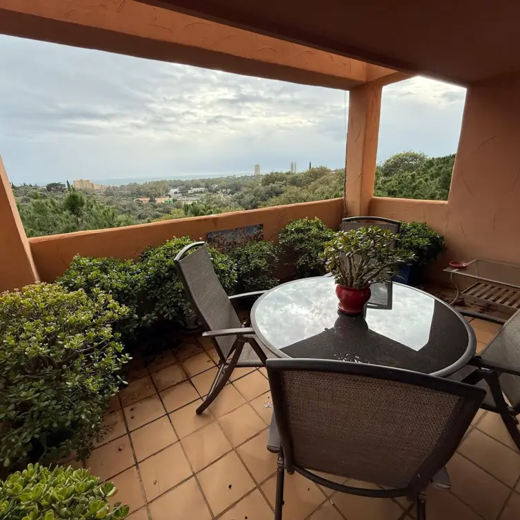 Sale of middle floor apartment in Elviria