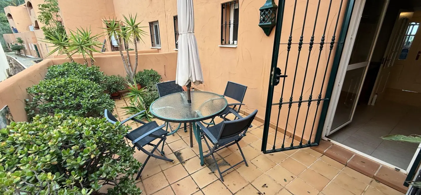 Sale of middle floor apartment in Elviria 1
