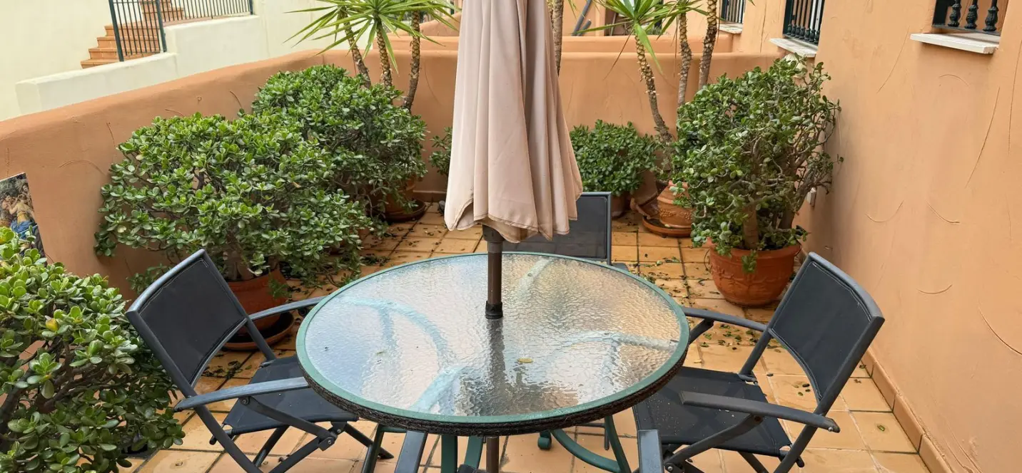 Sale of middle floor apartment in Elviria 2