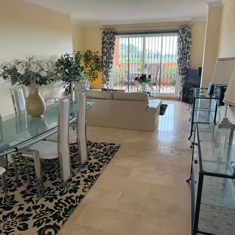 Sale of middle floor apartment in Elviria