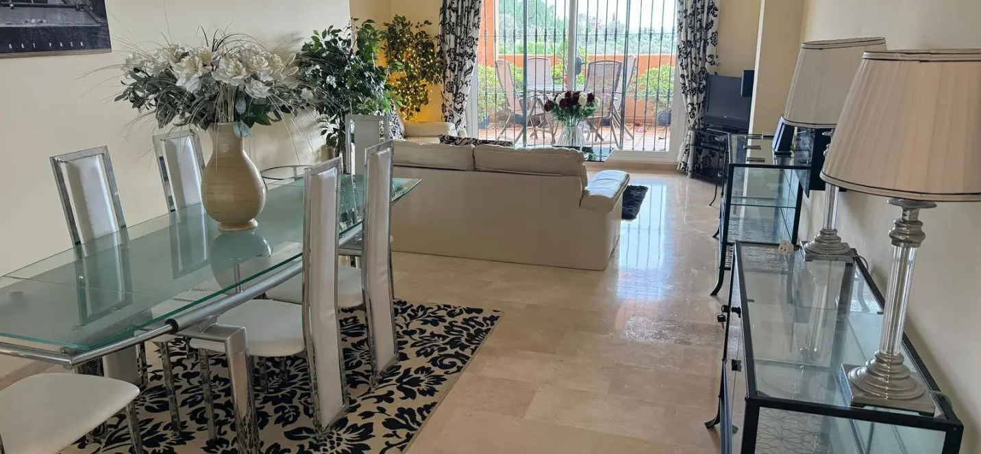 Sale of middle floor apartment in Elviria 3