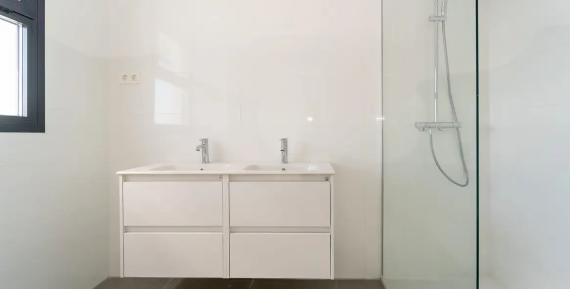 Sale of middle floor apartment in Mijas Costa 25