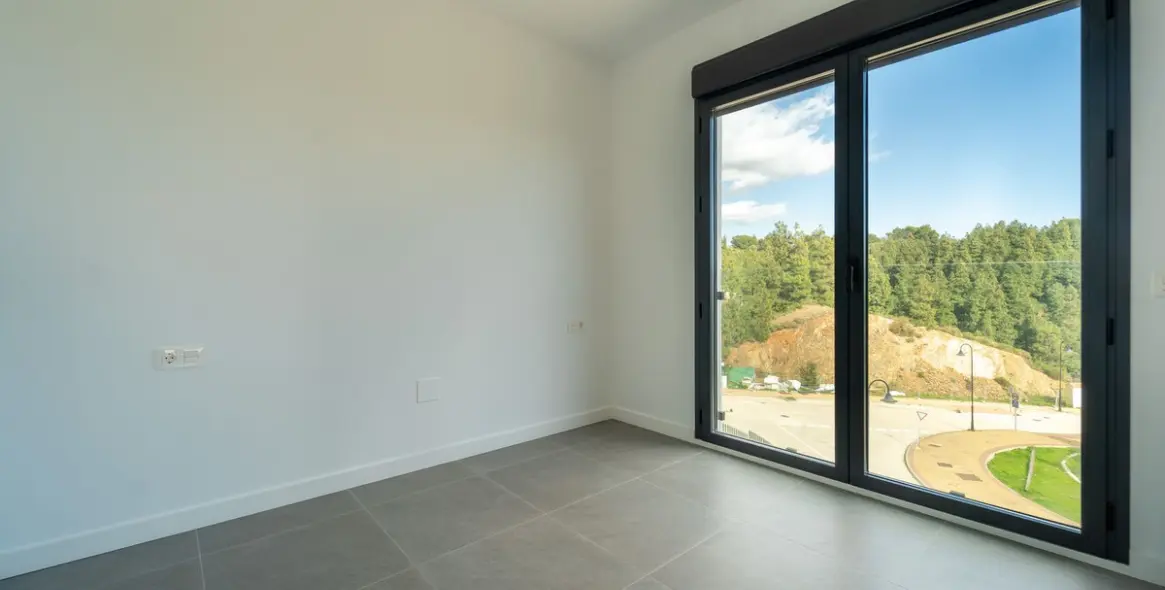 Sale of middle floor apartment in Mijas Costa 32