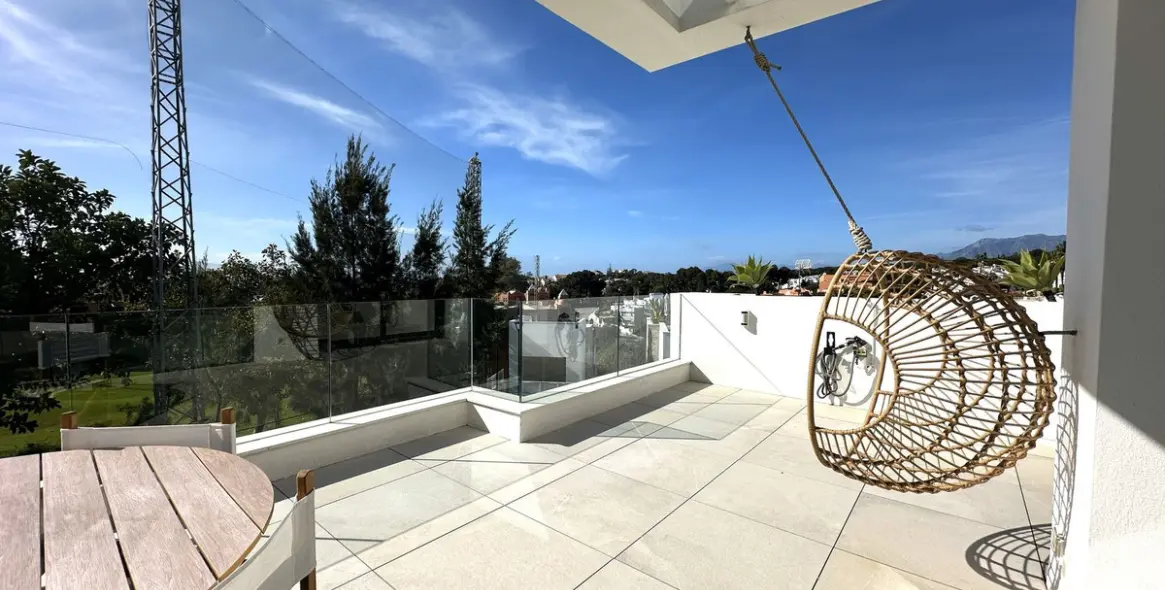 Sale of penthouse duplex in Cabopino 27