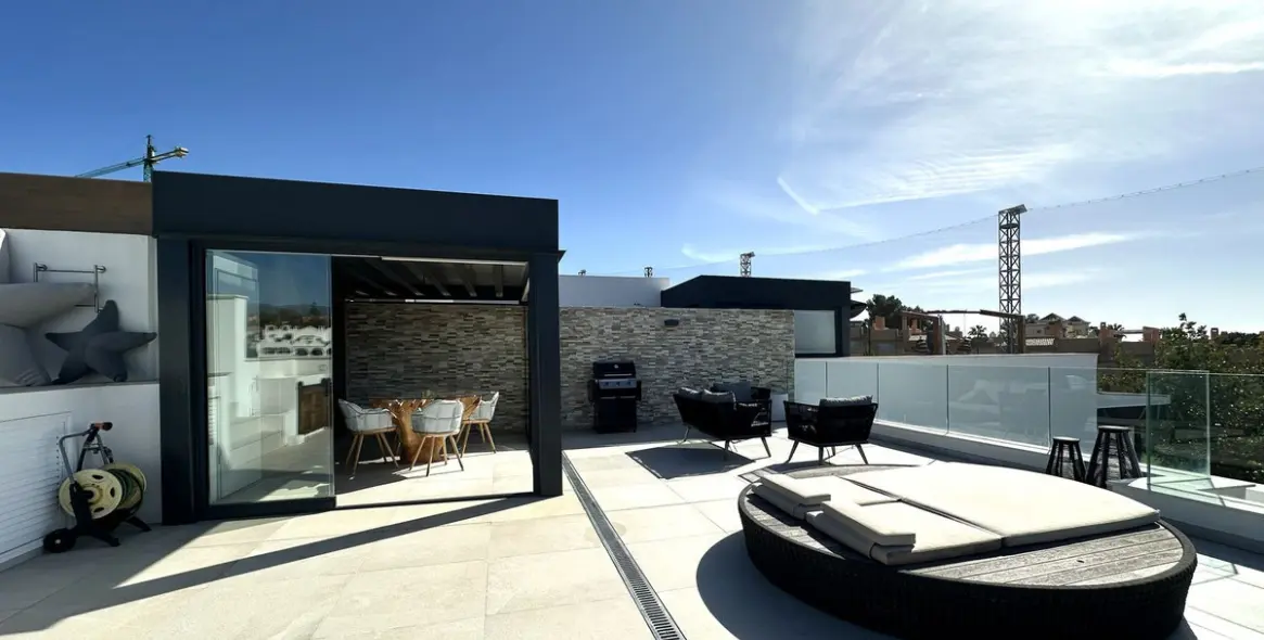 Sale of penthouse duplex in Cabopino 55