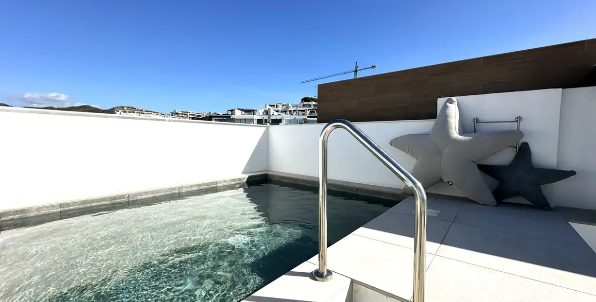 Sale of penthouse duplex in Cabopino 56