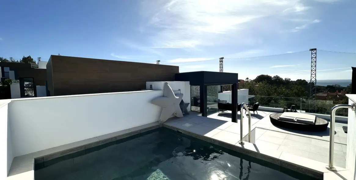 Sale of penthouse duplex in Cabopino 57