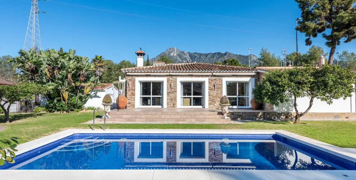 Sale of detached villa in The Golden Mile 1