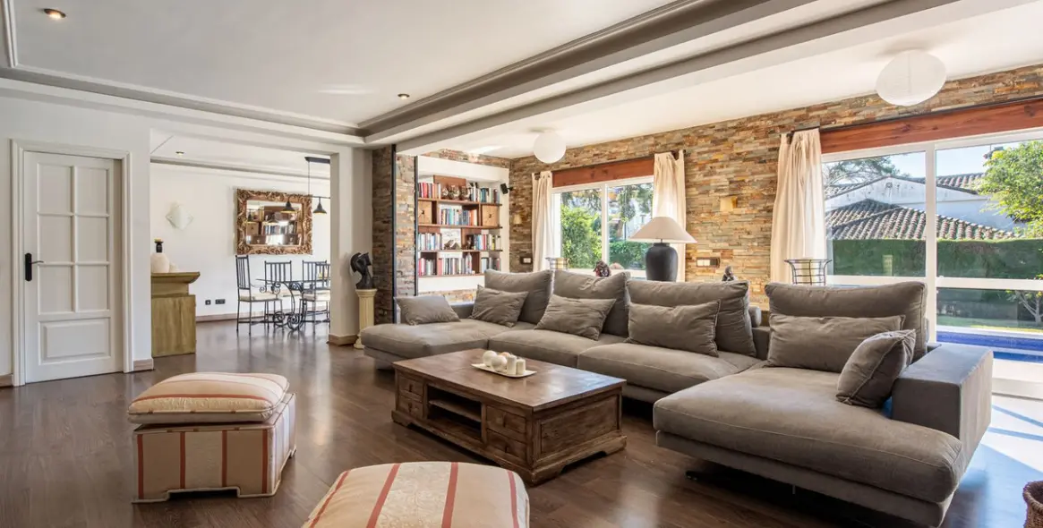 Sale of detached villa in The Golden Mile 4