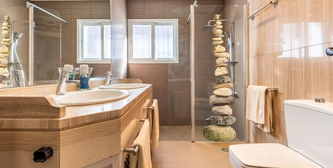 Sale of detached villa in The Golden Mile 16