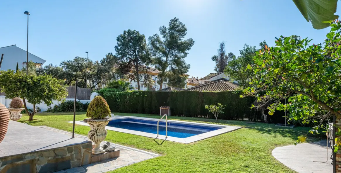 Sale of detached villa in The Golden Mile 23