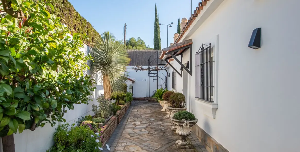 Sale of detached villa in The Golden Mile 29