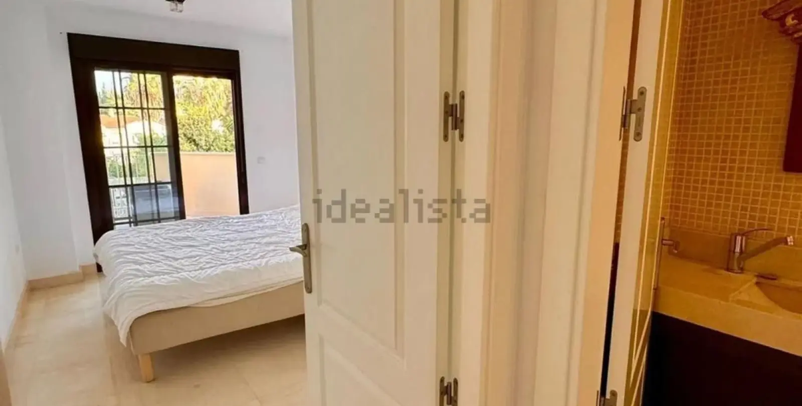 Venta de apartamento en planta media en Torrequebrada 11
