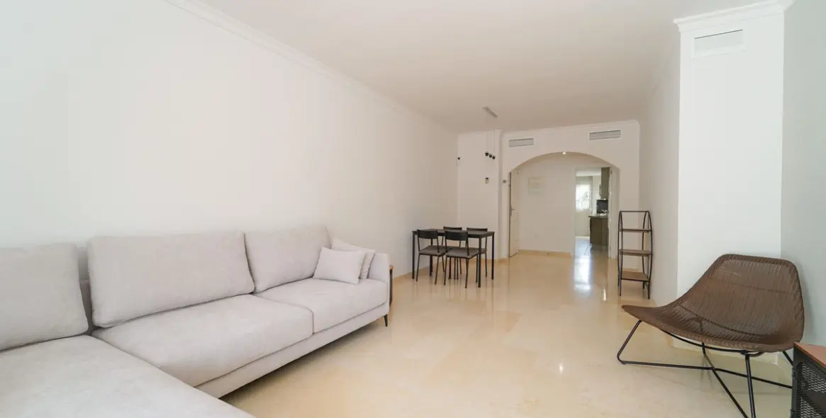 Sale of penthouse in Elviria 3