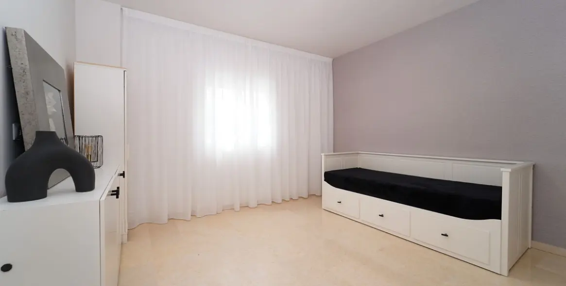 Sale of penthouse in Elviria 8