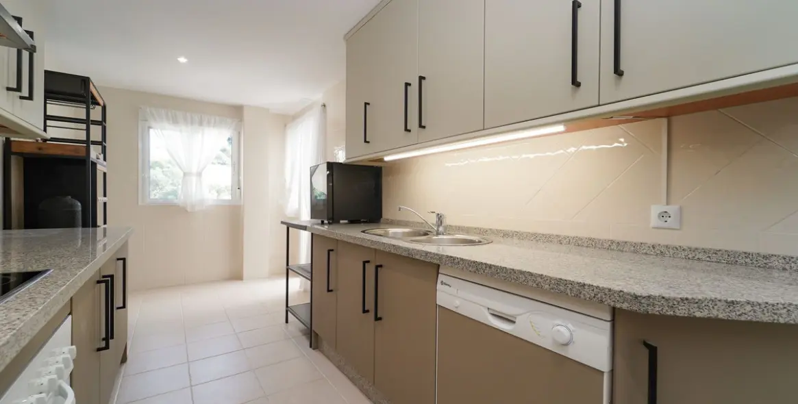 Sale of penthouse in Elviria 12