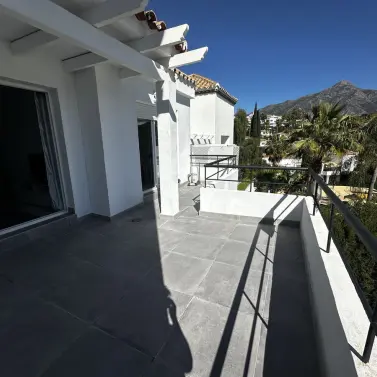 Venta de apartamento en planta media en Marbella