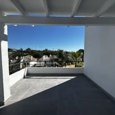 Venta de apartamento en planta media en Marbella