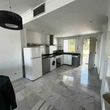 Venta de apartamento en planta media en Marbella