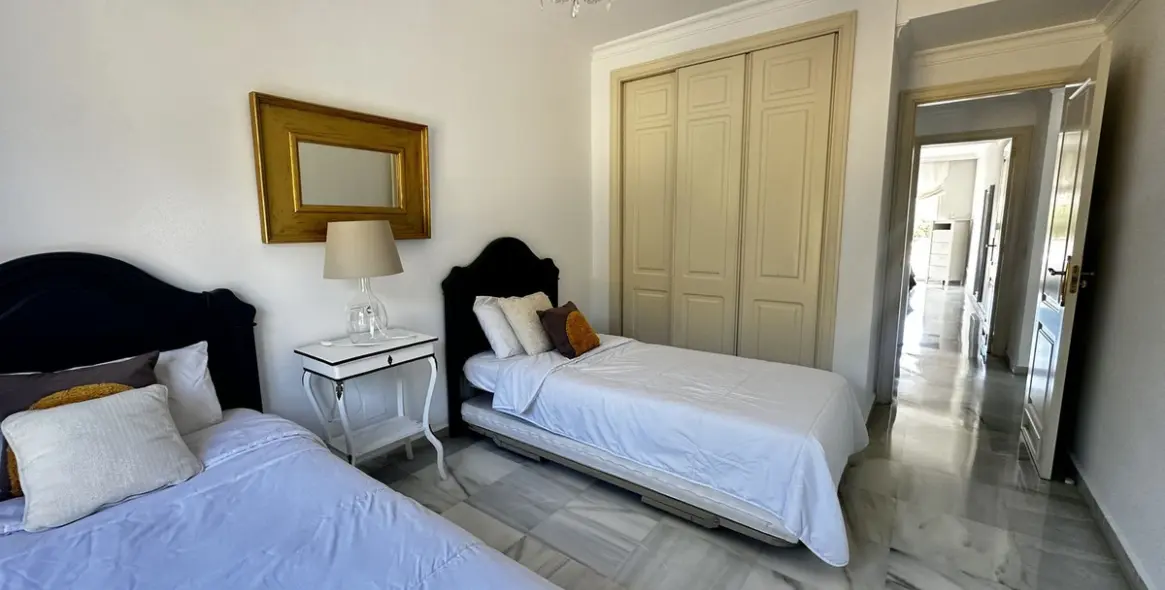 Venta de apartamento en planta media en Marbella 14