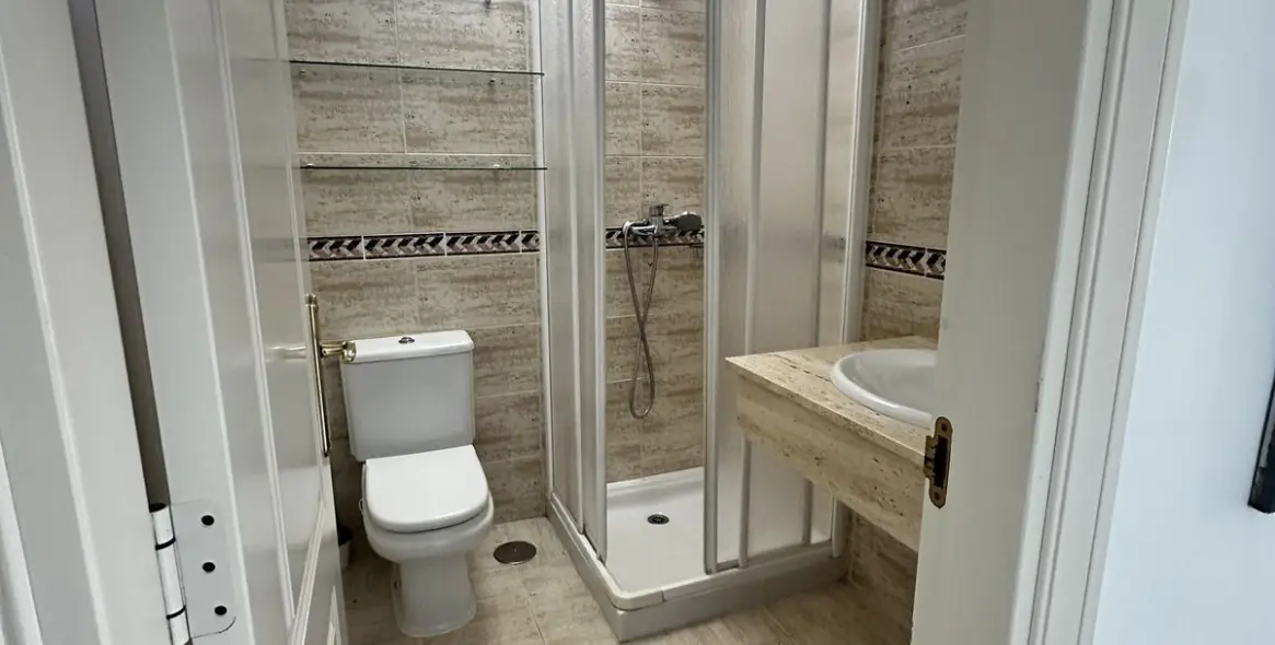 Venta de apartamento en planta media en Marbella 16