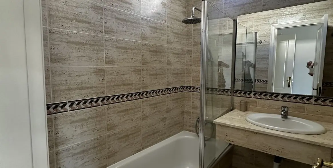 Venta de apartamento en planta media en Marbella 17