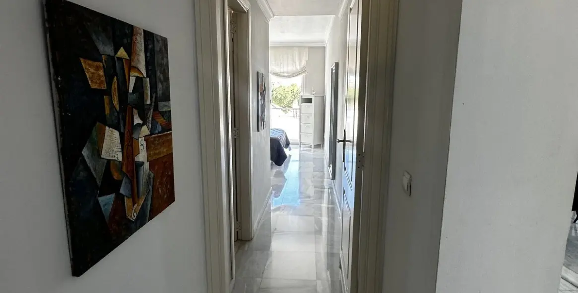 Venta de apartamento en planta media en Marbella 18