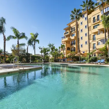 Venta de apartamento en planta media en San Pedro de Alcántara