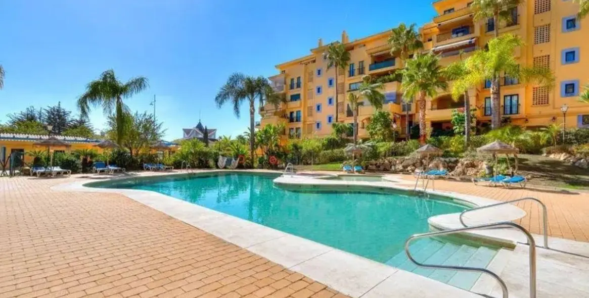 Venta de apartamento en planta media en San Pedro de Alcántara 1