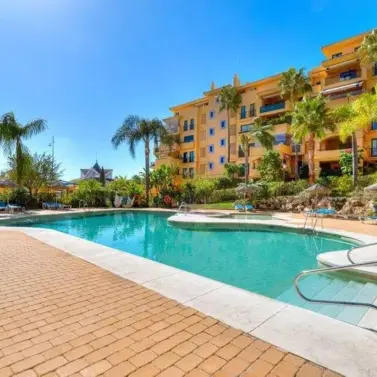 Venta de apartamento en planta media en San Pedro de Alcántara