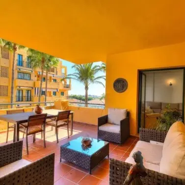 Venta de apartamento en planta media en San Pedro de Alcántara