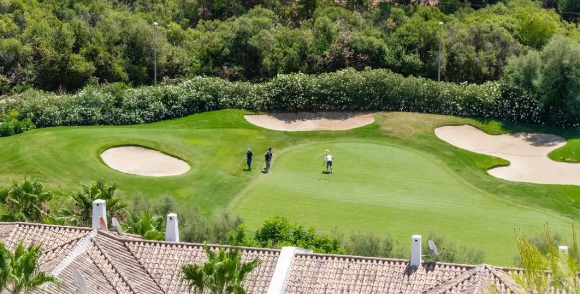 Venta de apartamento en planta media en La Quinta 13