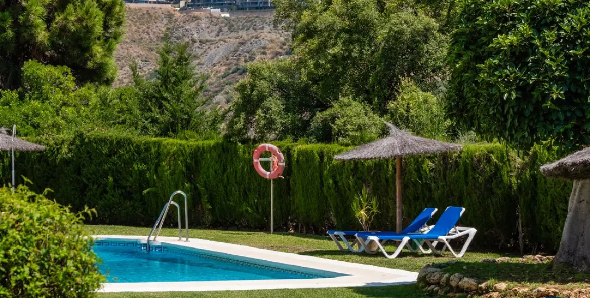 Venta de apartamento en planta media en La Quinta 14