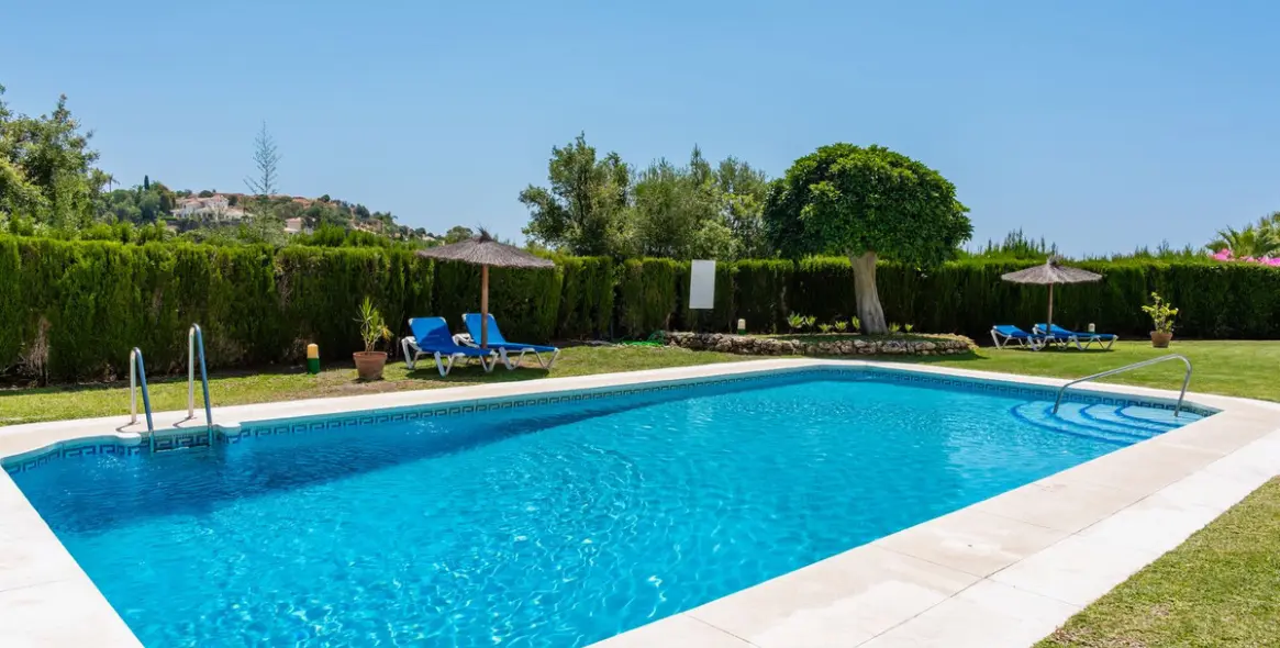 Venta de apartamento en planta media en La Quinta 15