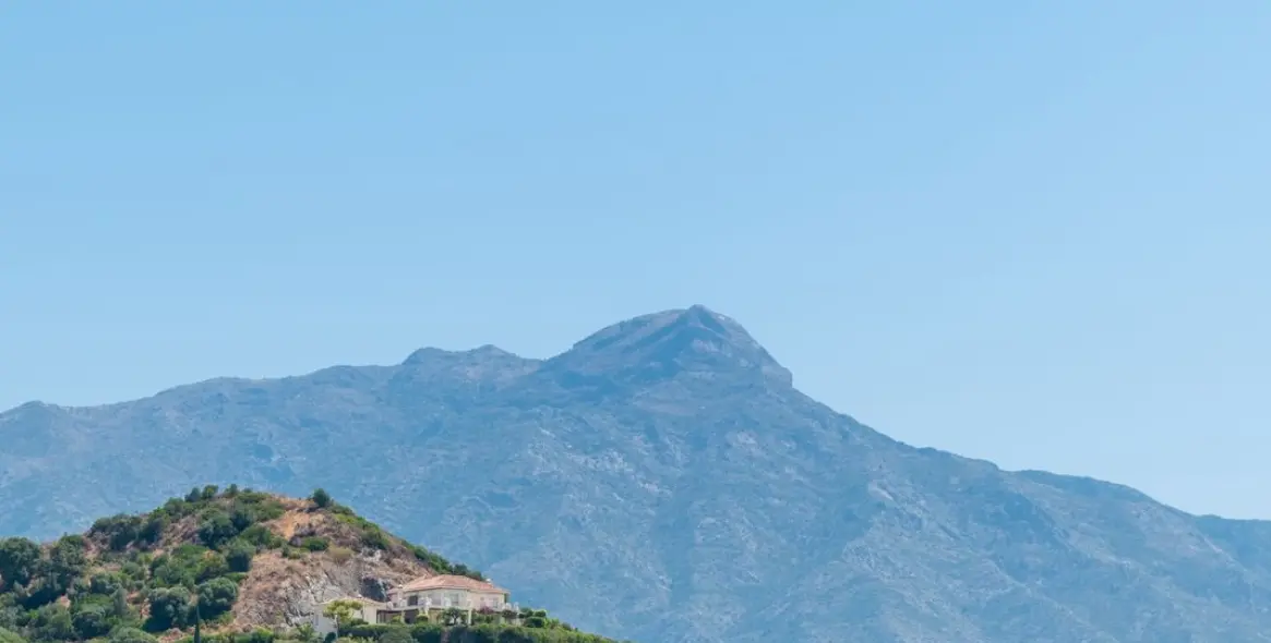 Venta de apartamento en planta media en La Quinta 19