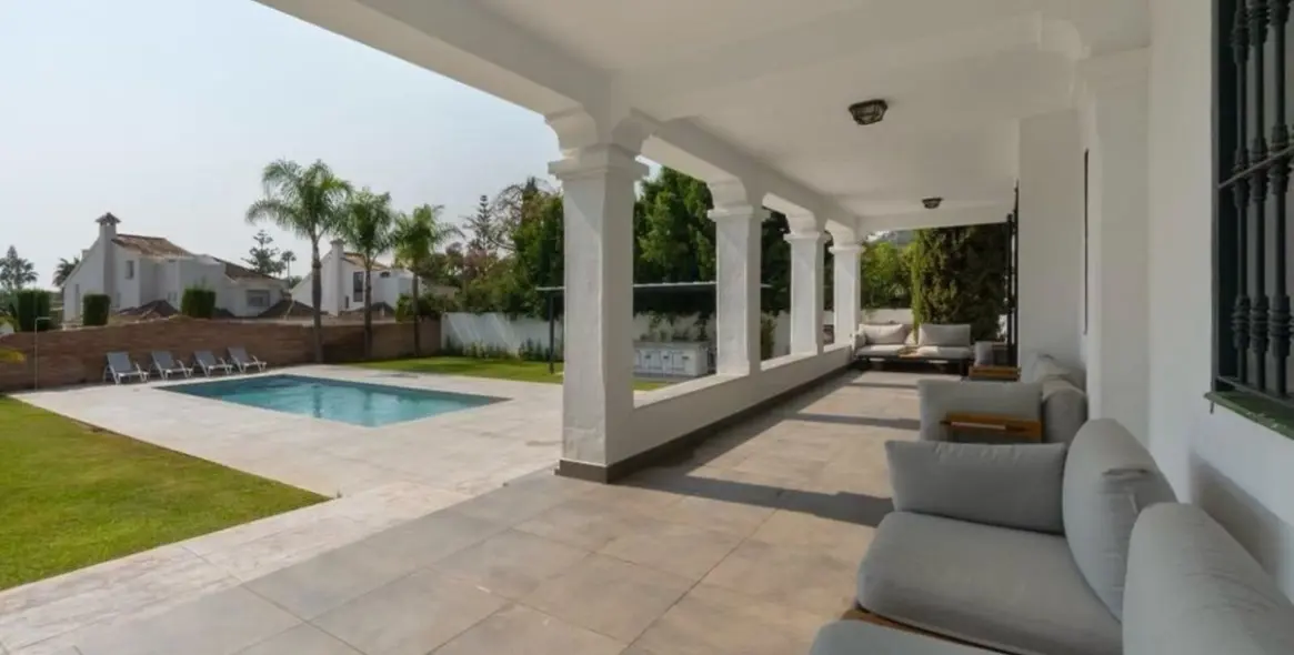 Venta de villa independiente en Nueva Andalucía 1