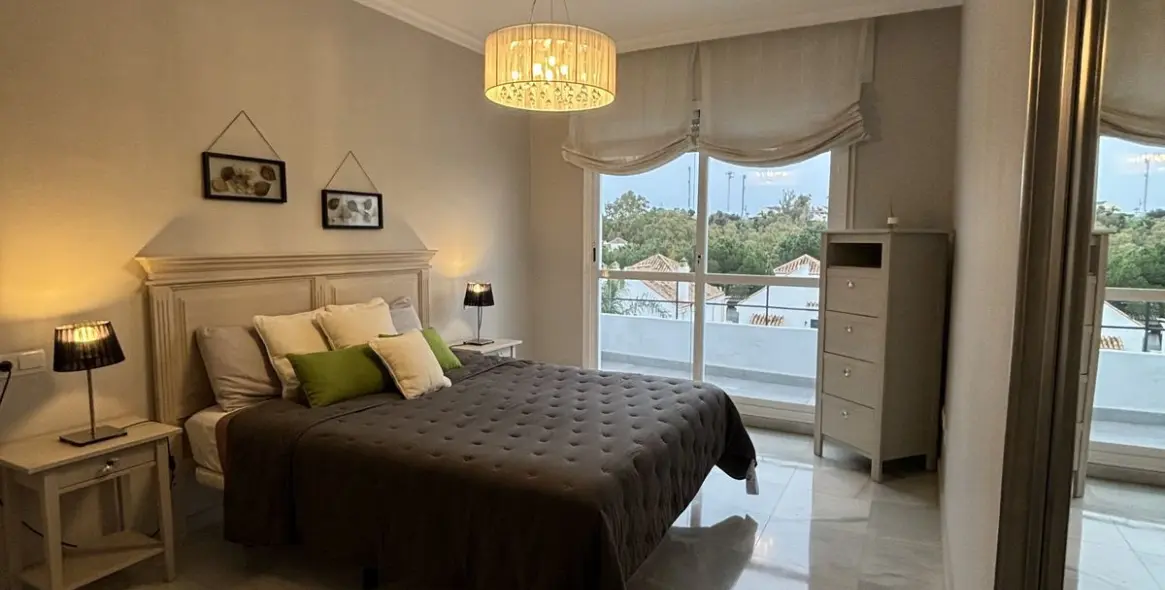 Long-term rent of penthouse in Nueva Andalucía 8