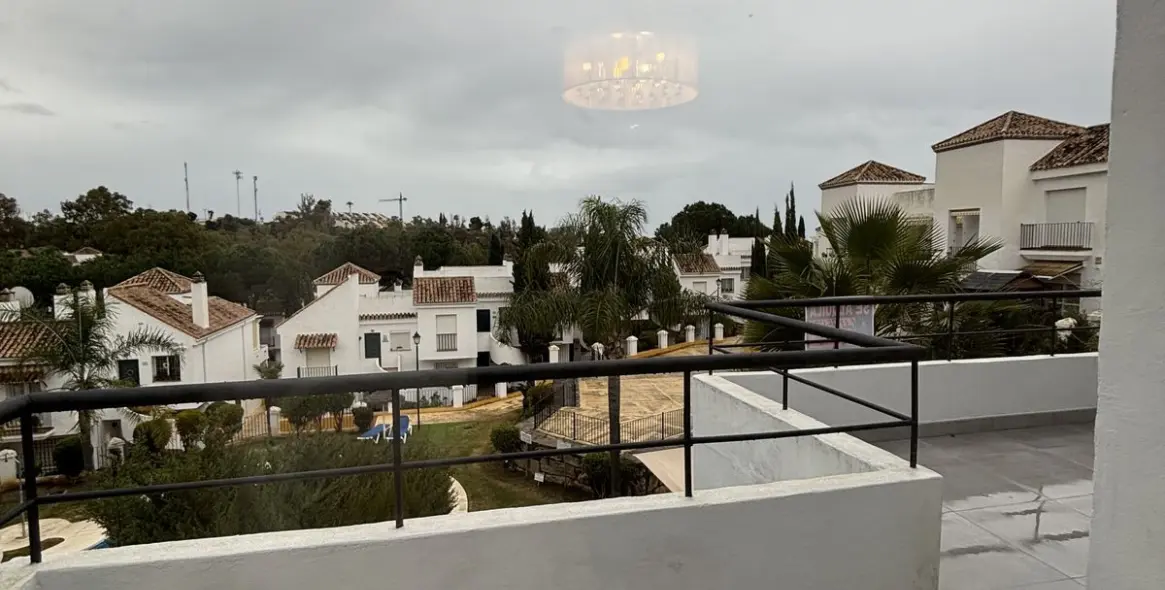 Long-term rent of penthouse in Nueva Andalucía 10