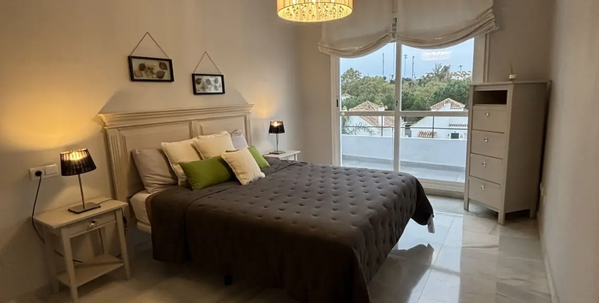Long-term rent of penthouse in Nueva Andalucía 13
