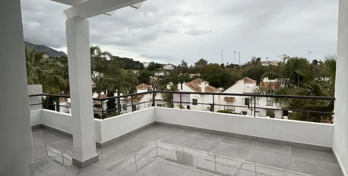 Long-term rent of penthouse in Nueva Andalucía 17