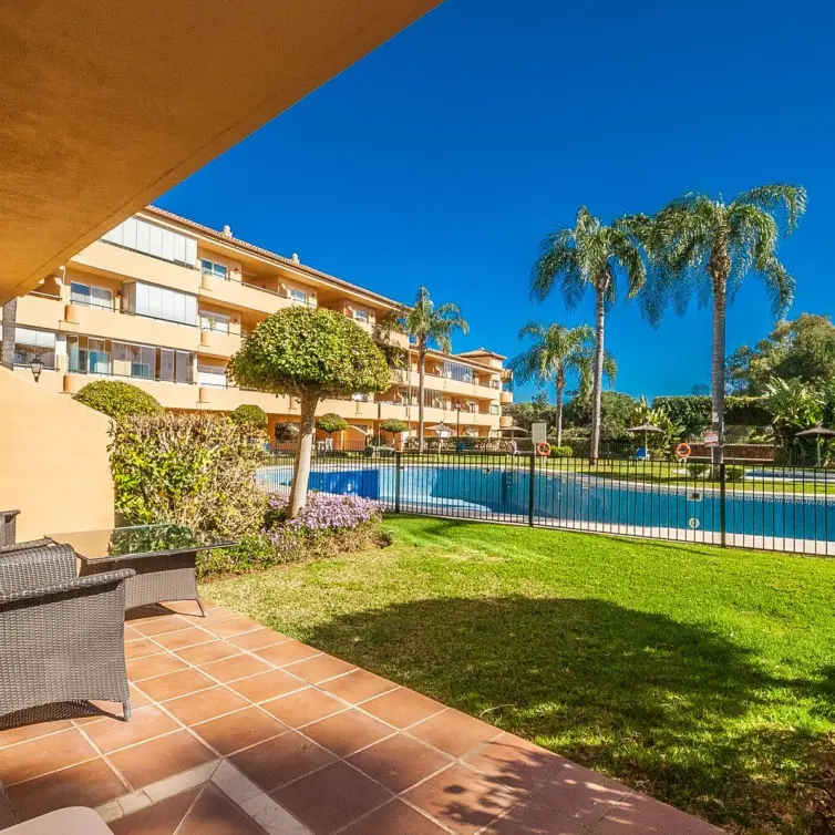 Sale of ground floor apartment in Elviria