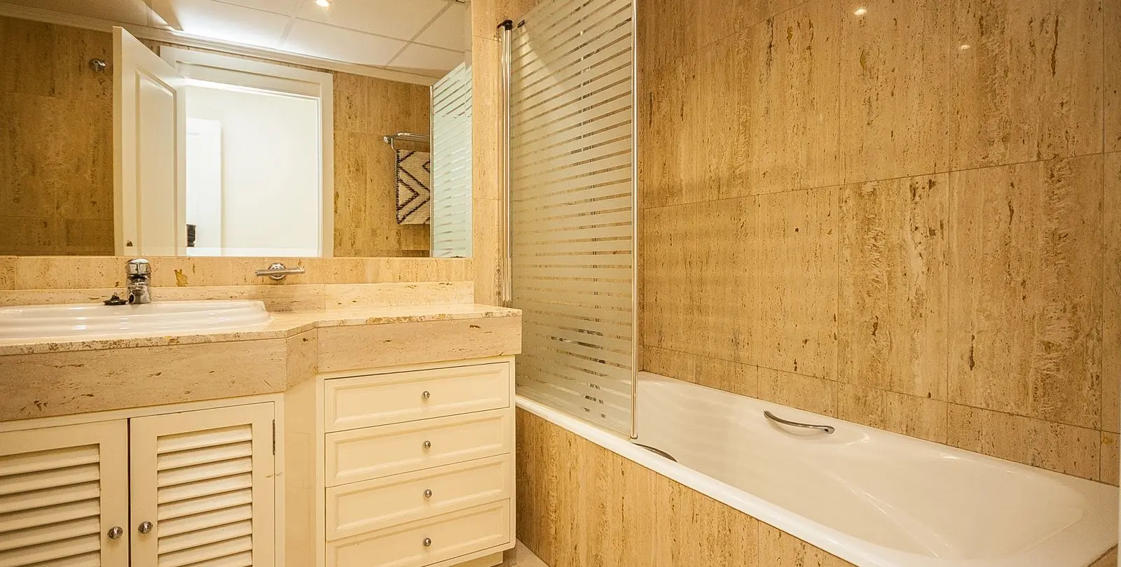 Sale of ground floor apartment in Elviria 7