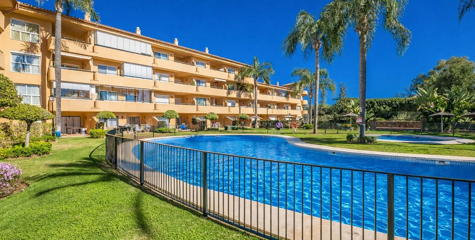 Sale of ground floor apartment in Elviria 11