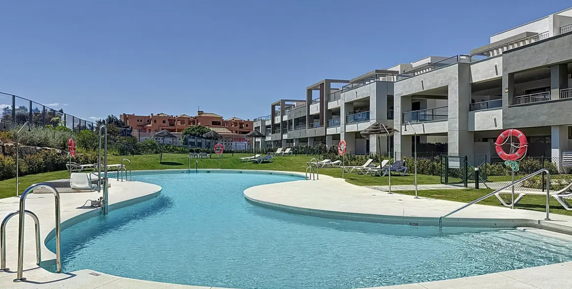 Продажа апартаментов на среднем этаже в Doña Julia 1